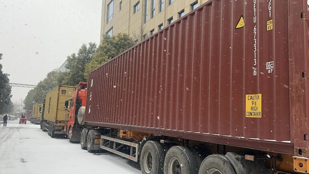 大雪中的發貨現場｜寒潮下，寶潤達10000㎡鋼構墻板+頂板整裝發往斯里蘭卡